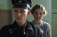 planet schule: Krieg der Träume – Rudolf Höß (Joel Basman) begegnet später Heinrich Himmler, der ihn für die SS-Totenkopfverbände gewinnen will. 1934 tritt Höß eine Stelle als Aufseher im KZ Dachau an.