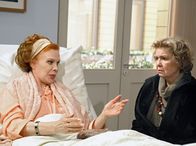 In aller Freundschaft – ) sieht nicht ein, Ursula (Elisabeth Volkmann, li.) womöglich pflegen zu müssen, nur weil diese an ihrem "Astrologiefimmel" festhält und die OP verweigert.