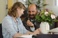 Stromberg – Stromberg (Christoph Maria Herbst) kann auch romantisch: Jennifer (Milena Dreißig) bekommt Blumen und so etwas wie eine Liebeserklärung.