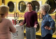 Young Sheldon – (v.l.n.r.) Mandy (Emily Osment); Georgie Cooper (Montana Jordan); Connie "Meemaw" Tucker (Annie Potts)