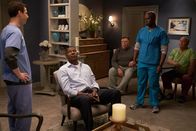 Brooklyn Nine-Nine – (v.l.n.r.) Jake Peralta (Andy Samberg); Bob Annderson (Dennis Haybert); Scully (Joel McKinnon Miller); Captain Ray Holt (André Braugher); Hitchcock (Dirk Blocker)