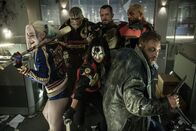 Suicide Squad – L-R: Harley Quinn (Margot Robbie), Killer Croc (Adewale Akinnuoye-Agbaje), Karen Fukuhara (Tatsu Yamashiro / Katana), Rick Flag (Joel Kinnaman), Deadshot (Will Smith, hinten), Boomerang (Jai Courtney)