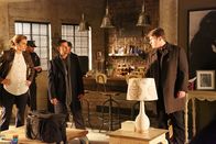 Castle – Eine Frau hat sich angeblich zu Tode erschrocken. Richard Castle (Nathan Fillion, r.), Kate Beckett (Stana Katic, l.) und Javier Esposito (Jon Huertas, M.) versuchen diesen Fall aufzuklären, was sich als gar nicht so leicht herausstellt ...