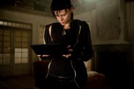 Verblendung – Hackerin Lisbeth Salander (Rooney Mara) unterstützt die Recherchen Mikaels.