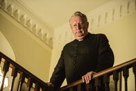 Father Brown – Father Brown (Mark Williams) zweifelt an den übernatürlichen Fähigkeiten seines Freundes.