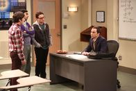 The Big Bang Theory – Sheldon (Jim Parsons, r.) wird dazu gezwungen, eine Klasse zu unterrichten. Howard (Simon Helberg, l.) überrascht seine Freunde Leonard (Johnny Galecki, 2.v.r) und Raj (Kunal Nayyar, 2.v.l.) damit, dass er als einziger den Kurs belegt ...