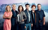 SOKO Kitzbühel – Key-Visual: Das Team der SOKO Kitzbühel: Andrea L'Arronge als Gräfin Schönberg, Heinz Marecek als Hannes Kofler, Julia Cencig als Nina Pokorny, Jakob Seeböck als Lukas Roither, Veronika Polly als Dr. Stefanie Löcker und Ferry Öllinger als Kroisleitner.