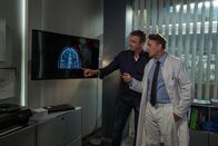 Der Bergdoktor – Die unerklärlichen Gedächtnislücken von Herrn Riegert bringen Martin (Hans Sigl, l.) und Alexander (Mark Keller, r.) ins Grübeln.