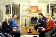 Rote Rosen – ARD ROTE ROSEN FOLGE 1667 Uhr im ERSTEN. Ben (Hakim Michael Meziani, 2.v.r.) und Britta (Jelena Mitschke, r.) diskutieren mit Jule (Kim-Sarah Brandts, l.) und Carla (Maria Fuchs, 2.v.l.) Brittas Idee, für den Kampf gegen die Überwachungskameras in der Stadt.