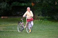 WaPo Bodensee – ARD WAPO BODENSEE FOLGE 41, "Der Ornithologe" Uhr im ERSTEN. Mechthild Fehrenbach (Diana Körner) kommt mit dem Fahrrad und bringt Torte mit.