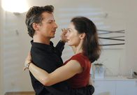 Die Stein – hr-fernsehen DIE STEIN (4), Versöhnung, 26-teilige Fernsehserie, Deutschland 2008, regie: Karola Hattop Uhr. Katja Stein (Julia Stemberger, r.) lässt sich von Alexander Fumetti (David C. Bunners, l.) zu einem Tänzchen verführen. Der Schulleiter testet bei Katja immer wieder gerne, wie weit die alte Flamme noch lodert und wie seine gegenwärtigen Chancen stehen.