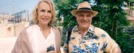 Kiss me kosher – Voll guten Willens reisen Petra (Juliane Köhler) und Hans (Bernhard Schütz) nach Israel, um ihre Tochter und deren Verlobte zu besuchen.
