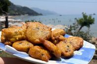 Stadt Land Kunst – Griechische Tzaletia sind kleine frittierte Pfannkuchen, die mit Orangenblütenhonig serviert werden.