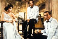 Elefantenpfad – v.l.n.r.) Ruth (Elizabeth Taylor); John Wiley (Peter Finch); Dick Carver (Dana Andrews)
