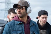 Unit 42 – Die Unit 42 hofft auf einer arrangierten Gedenkfeier den Stalker von Ben5 anzutreffen, weswegen sich Nassim Khaoulani (Roda Fawaz, M.) und sein Team undercover auf der Veranstaltung aufhalten.