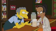 Die Simpsons – Scheinbar kann die in Isolation aufgewachsene Kemi (r.) Moes (l.) Emotionen nachvollziehen ...