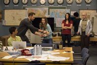 Community – Werden wegen eines Notfalls von Annie (Alison Brie, 3.v.l.) ans Greendale einberufen, denn es geht um die Zukunft des Colleges: Abed (Danny Pudi, l.), Jeff (Joel McHale, 2.v.l.), Frankie (Paget Brewster, 2.v.r.) und Dean Pelton (Jim Rash, r.) ...