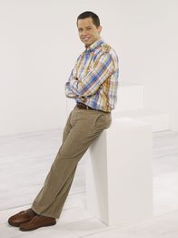 Two and a Half Men – (6. Staffel) - Tollpatschig, schüchtern, hat gerne alles unter Kontrolle, und sein Erfolg bei Frauen lässt auch sehr zu wünschen übrig: Alan Harper (Jon Cryer) ...
