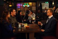 How I Met Your Mother – Barney (Neil Patrick Harris, r.) macht es sich zur Aufgabe, etwas Privates über Marshall (Jason Segel, M.) und Lily (Alyson Hannigan, l.) herauszufinden, während Ted hofft, dass sich Robin für ihn entscheidet ...
