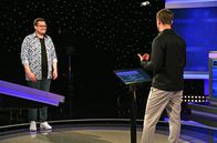 Gefragt - Gejagt – Moderator Alexander Bommes (r.) mit dem Kandidaten Elias Raatz (l.).