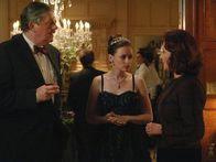 Gilmore Girls – (v.li.) Edward Herrmann (Richard Gilmore), Alexis Bledel (Lorelai 'Rory' Leigh Gilmore), Kelly Bishop (Emily Gilmore).