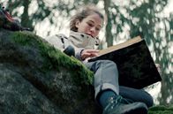 Schweigend steht der Wald – Anja Grimm (Henriette Confurius) liest in ihrem Notizbuch.