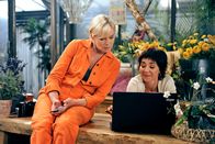 Rote Rosen – ARD ROTE ROSEN FOLGE 1180 Uhr im ERSTEN. Voller Begeisterung schwärmt Merle (Anja Franke, r.) vor Katja (Saskia Valencia, l.) von ihrer Internet-Bekanntschaft.