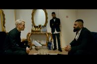 Follow the Money - Die Spur des Geldes – Nicky (Esben Smed, li.) lässt sich von Nabil (Ali Sivandi, Mi.) auf einer Hochzeit den neuen Großkunden Wasim (Nedim Yasar, re.) vorstellen.