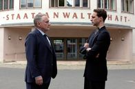 Polizeiruf 110 – Kriminalhauptkommissar Vincent Ross (André Kaczmarczyk, r.) befragt den Insolvenzverwalter Udo Schick (Bernhard Schir, l.), dessen Mandant unter ungeklärten Umständen zu Tode gekommen ist.
