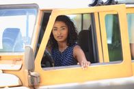 Death in Paradise – Camille (Sara Martins) geht zusammen mit ihrem Kollegen Humphrey den dubiosen Spuren nach.