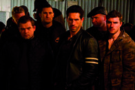 Hooligans III - Underground – Als sein Bruder Joey in einem organisierten Kampf tödlich verletzt wird, hat Danny (Scott Adkins, M.) nur noch ein Ziel vor Augen: den Tod seines Bruders rächen. Dafür kehrt er sogar zu seiner alten Gang zurück, der zuletzt auch sein Bruder mit seinen Kumpels Gilly (Jack Doolan, l.) und Big John (Josh Myers, 2.v.l.) angehörte ...