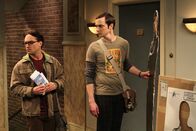 The Big Bang Theory – Während Sheldon (Jim Parsons, r.) vor der Wohnungstür einen Mr. Spock-Pappaufsteller auspackt und dabei eine üble Entdeckung macht, fasst sich Leonard (Johnny Galecki, l.) ein Herz und lädt Penny zum Abendessen ein ...