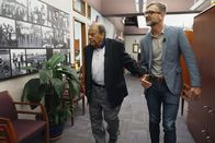 SRF DOK – Andrew Young, Bürgerrechtler, ehemaliger Botschafter der USA bei den Vereinten Nationen und Bürgermeister von Atlanta, erzählt Peter Düggeli (r.) von seinem gemeinsamen Kampf für die Bürgerrechte mit Martin Luther King.