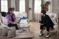 Rote Rosen – Lin (Li Yuan, l.) gibt sich vor Ellen (Yun Huang, r.) kämpferisch. Sie ist nicht bereit, die Scheidung von Jens zu akzeptieren!