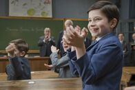 Der kleine Nick – Der kleine Nick (Maxime Godart, r.) und seine Schulkameraden haben Besuch vom Minister