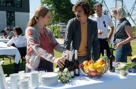 WaPo Berlin – Einweihungsfeier für das Pilotprojekt "Wasserkriminaldezernat Eins der Wasserschutzpolizei Berlin - kurz Wapo Berlin: Paula Sprenger (Sarina Radomski, l.) und ihr Freund Federico (Nils Brunkhorst, r.) am Buffet.