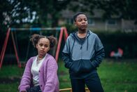 neoriginal: Generation Z – Die Erleichterung ist groß, nachdem Maisy (Ellie-Mae Siame) und Kofi (D'angelou Osei-Kissiedu) wieder aufgetaucht sind.