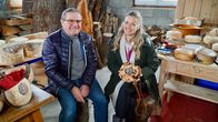 Hoagascht – Christina Ömmer sitzt mit Johann Waldenberger in seinem Holzlager während ServusTV's Hoagascht „Zinnknopf trifft Holztascherl“, in der Werkstatt von Holzdesign Waldenberger – s’Holztascherl, Pennewang, Oberösterreich, Österreich am 30.01.2026.