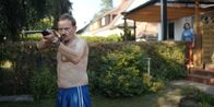 Doppelhaushälfte – Andi (Milan Peschel) verliert die Nerven und lässt die Situation eskalieren.