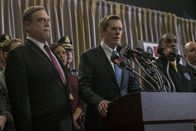 Boston – Um die Öffentlichkeit bei der Suche nach den Attentätern einzubinden informiert FBI Special Agent Richard DesLauriers (Kevin Bacon) und Commissioner Ed Davis (John Goodman) die Medien über den Stand der Ermittlungen.