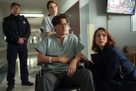 Transcendence – Nach dem Attentat scheint alles nur halb so schlimm zu sein, doch dann müssen Will (Johnny Depp, vorne l.) und Evelyn Carter (Rebecca Hall, r.) feststellen, dass die Kugel, die Will streifte, mit einem hochradioaktiven Stoff versetzt war, die unweigerlich zum Tod durch Strahlenkrankheit führen wird ...