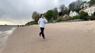 ORF III Themenmontag: Die Tricks ... – Jo Hiller beim Joggen am Strand.