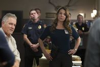 Criminal Minds – Als die Leichen von zwei Männern, die auf rituelle Weise umgebracht wurden, entdeckt werden, holen Agent Gretchen Stern (Claudia Christian, vorne r.) und Detective Tom Landry (John Posey, vorne l.) das BAU-Team zur Hilfe ...