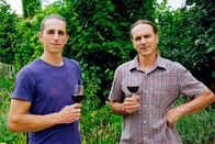 Zu Tisch ... – Die Söhne von Margarethe Triebaumer: Gerhard und Herbert führen das renommierte Weingut am Neusiedlersee in der 12. Generation.