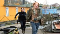 Brandmal – Anna (Ina Paule Klink, li.) hat Thomas Brandt (Godehard Giese) in seinem Versteck entdeckt. Er steht unter Mordverdacht und flüchtet.