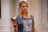 The Mick – Preist Sabrina verzweifelt sämtliche Verhütungsmittel an: Mickey (Kaitlin Olson) ...
