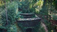 Lost Places – Aus der Luft kaum zu erkennen: ein Eingang in das unterirdische Stollensystem im Eulengebirge.