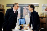 Rote Rosen – ARD ROTE ROSEN FOLGE 1432 Uhr im ERSTEN. Jan (Timothy Peach, r.) wird von seinem Teilhaber Peter Hartholz (Ludwig Richter, l.) unter Druck gesetzt, Vera mit ihrem Bioladen vom Markt zu verdrängen.