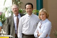 Monk – (v.li.) Ted Levine (Capt. Leland Stottlemeyer), Tony Shalhoub (Adrian Monk), Traylor Howard (Natalie Teeger).