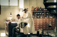 Charité – Robert Koch (Justus von Dohnányi, l.) erprobt sein neuartiges Tuberkulose-Heilmittel an sich selbst: er lässt sich von Ehrlich (Christoph Bach, r.) Tuberkulin spritzen.